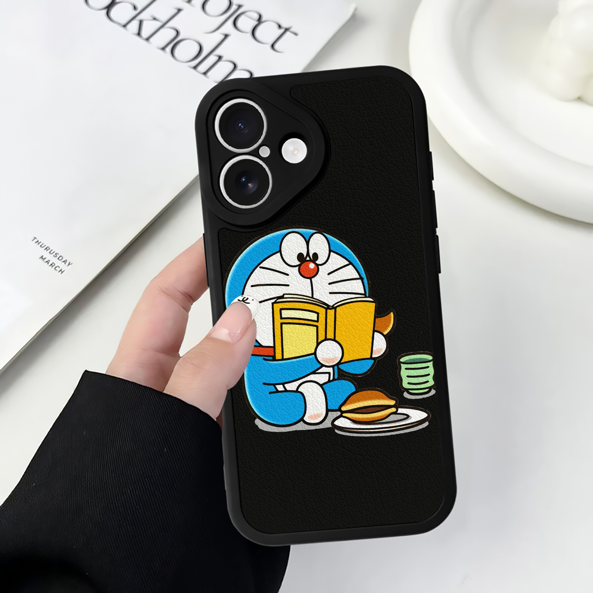 （画像用） ドラえもん Doraemon 【iPhone 16シリーズ対応】シリコンスマホケース（レザー調） 材質：シリコン